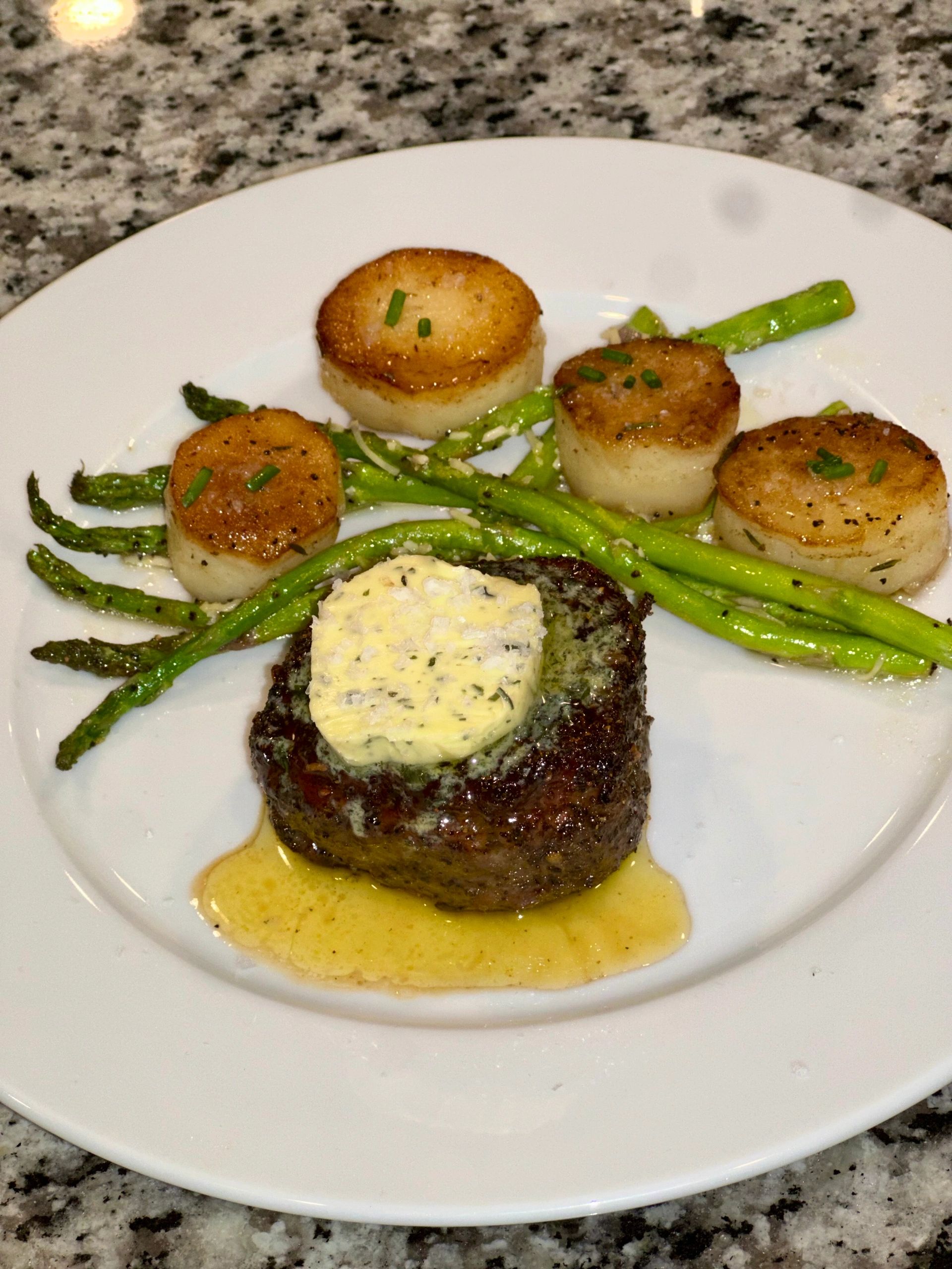 Filet mignon with scallops and asparagus